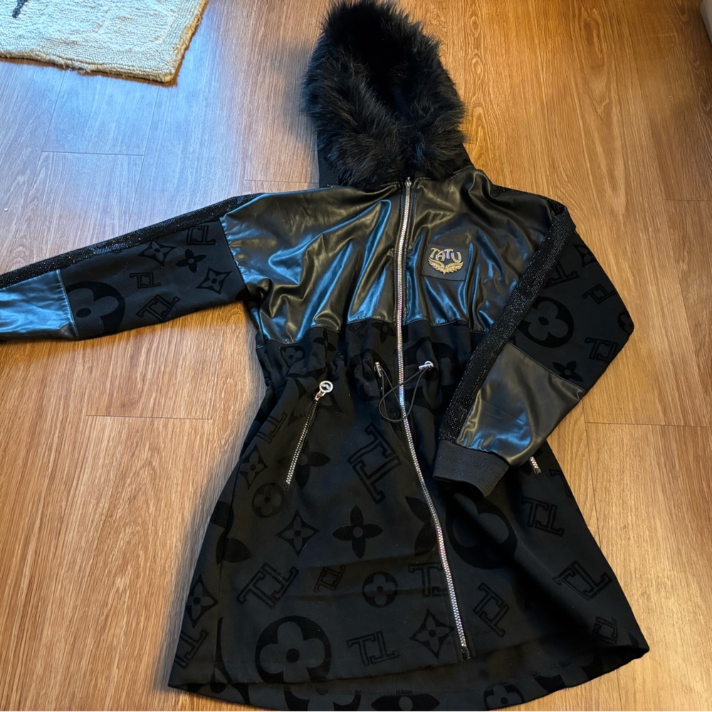 Luxurious Black Leather Women's Jacket with Fur Trim